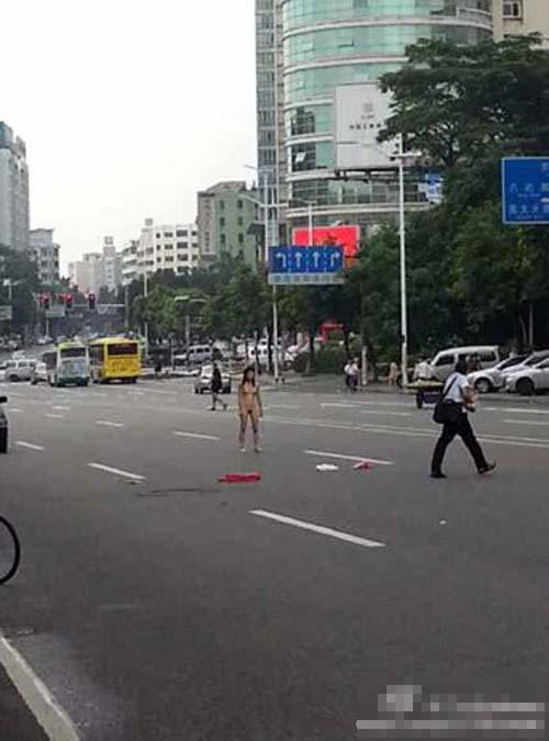 太奇葩!网曝情侣东莞街头脱光一丝不挂吵架(高清组图)