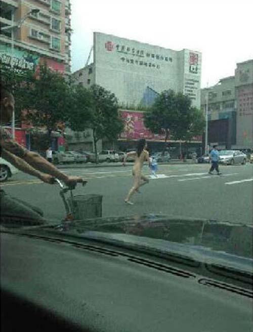 太奇葩!网曝情侣东莞街头脱光一丝不挂吵架(高清组图)