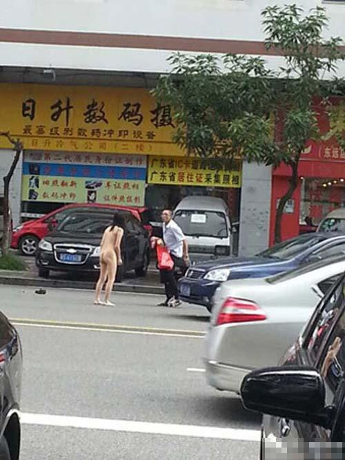 太奇葩!网曝情侣东莞街头脱光一丝不挂吵架(高清组图)