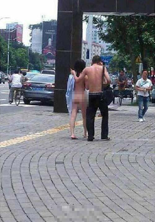 太奇葩!网曝情侣东莞街头脱光一丝不挂吵架(高清组图)