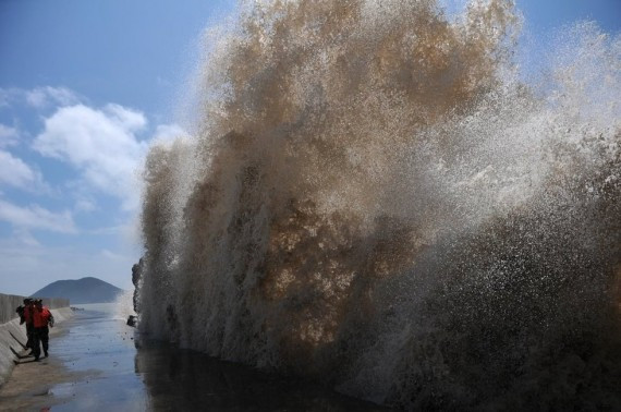 台风“苏力”登陆福建沿海 掀起狂风巨浪(高清组图)