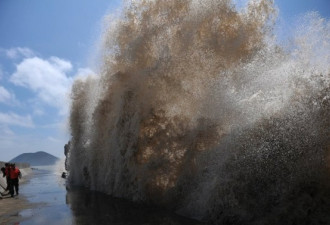 图：台风苏力登陆福建 掀起狂风巨浪