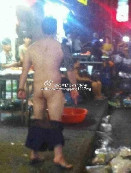 上海：男子喝高当街脱内裤 与龙虾“比大小”(组图)