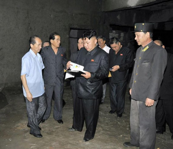 金正恩雨中独自撑伞冒雨视察 随从成落汤鸡(高清组图)