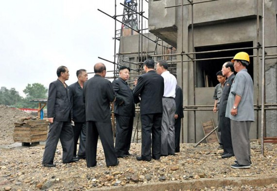 金正恩雨中独自撑伞冒雨视察 随从成落汤鸡(高清组图)