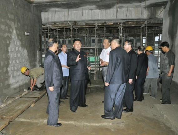 金正恩雨中独自撑伞冒雨视察 随从成落汤鸡(高清组图)