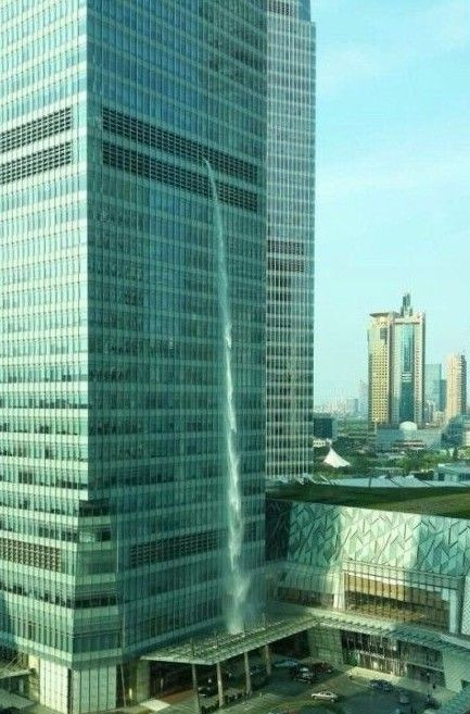 上海汇丰银行大楼飞瀑挂高楼 网友戏称尿尿了(图)