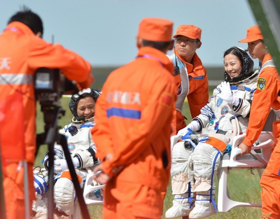 快讯:“神十”返回舱顺利着陆内蒙古中部预定区域(高清多图)