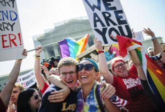 美国同性婚姻判决引狂欢 支持者场外落泪