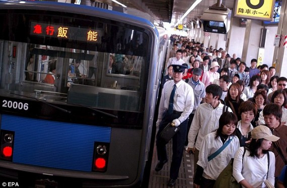 感人一幕：日本一女子被电车卡住 众多乘客推车将其救出(多图)