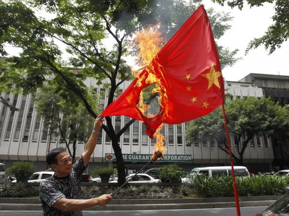 实拍菲律宾数百人反华游行 退休警官焚烧五星旗(高清组图)