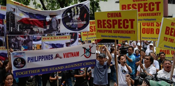 实拍菲律宾数百人反华游行 退休警官焚烧五星旗(高清组图)