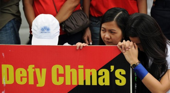 实拍菲律宾数百人反华游行 退休警官焚烧五星旗(高清组图)