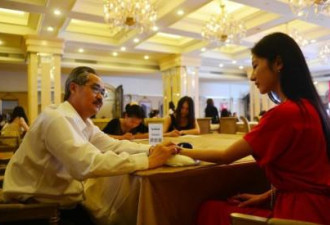 妙龄美女排队参加富豪相亲海选现场曝光