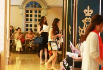 妙龄美女排队参加富豪相亲海选现场曝光