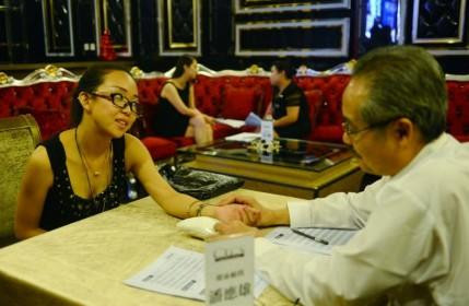 直击妙龄美女排队参加富豪北京相亲海选现场(多图)