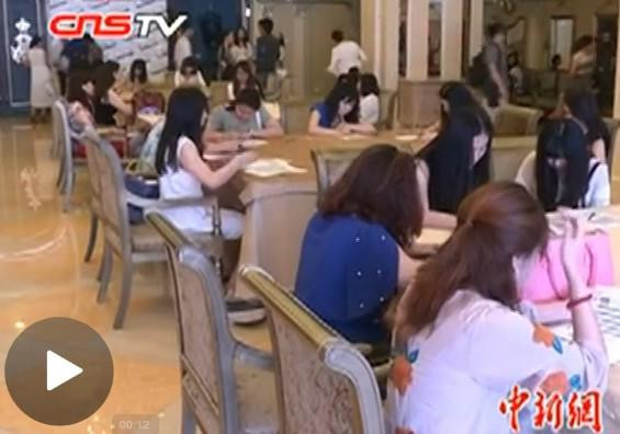 直击妙龄美女排队参加富豪北京相亲海选现场(多图)