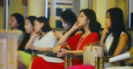 直击妙龄美女排队参加富豪北京相亲海选现场(多图)