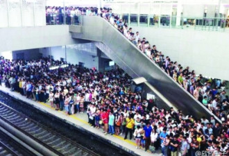京地铁排队盛况爆红：人山人海 排队有序