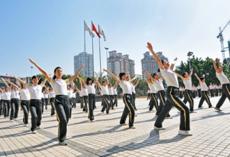 中国留学生白金汉宫广场 做广播体操