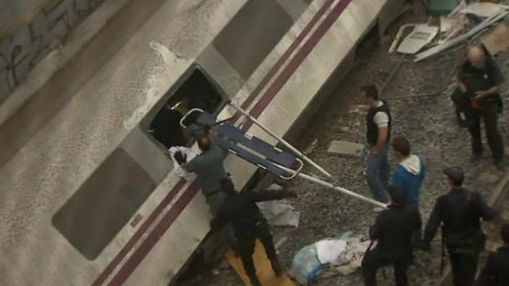 西班牙火车出轨 造成至少35人死亡 现场惨烈(高清组图)
