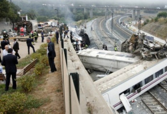 现场：西班牙火车出轨 至少35人死亡