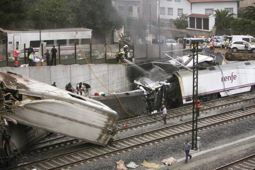 西班牙火车出轨 造成至少35人死亡 现场惨烈(高清组图)