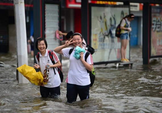 武汉遭五年来最强降雨 市民上街抓鱼显身手(高清组图)