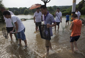 武汉遭五年来最强降雨 市民上街抓鱼