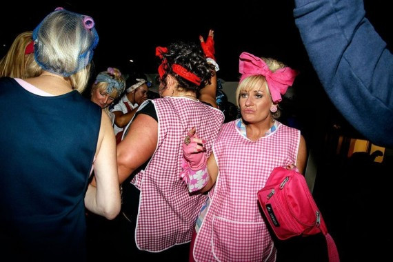 摄影师花20个周末记录英国单身派对的疯狂场面(高清组图)