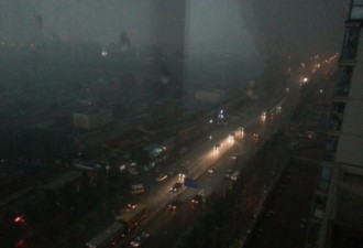 北京暴雨昼如夜 机场保洁员遭雷劈死