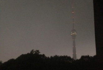 北京暴雨昼如夜 机场保洁员遭雷劈死