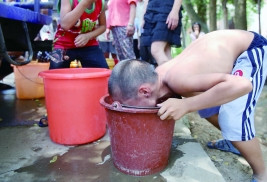 中国高温 老伯中暑倒地 部分肌肉烤熟变黑