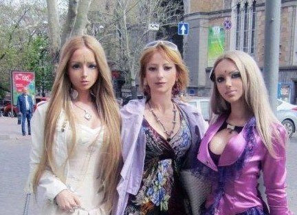 乌克兰母女三人整成芭比娃娃 网友直呼逆天(组图)