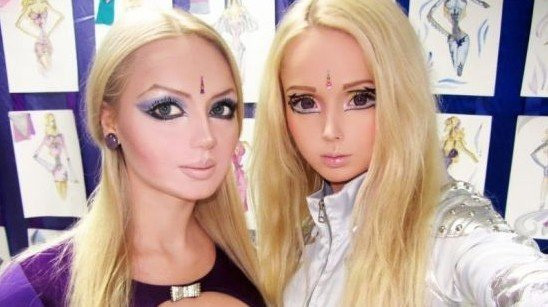 乌克兰母女三人整成芭比娃娃 网友直呼逆天(组图)