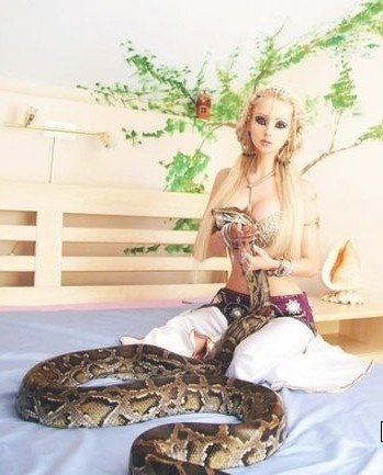 乌克兰母女三人整成芭比娃娃 网友直呼逆天(组图)