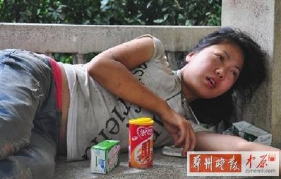 郑州街头现流浪女孩:面容姣好 英语吼退采访记者(组图)