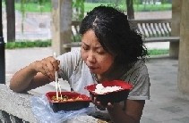 郑州街头现流浪女孩:面容姣好 英语吼退采访记者(组图)