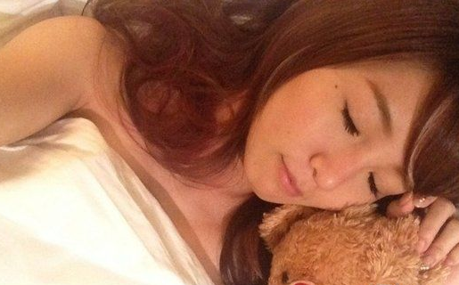 郭书瑶带妆晒床照 睡前不卸妆肌肤变老化