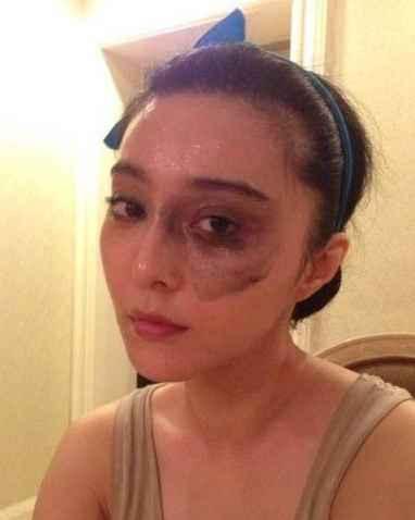 郭书瑶带妆晒床照 睡前不卸妆肌肤变老化