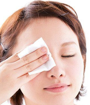 郭书瑶带妆晒床照 睡前不卸妆肌肤变老化