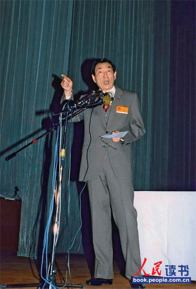 1988年4月25日,朱镕基在上海市九届人大一次会议第四次全体会议上讲话。