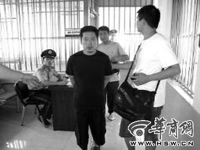  销声匿迹16年后被警方抓获的犯罪嫌疑人李某 通讯员贾学宏摄