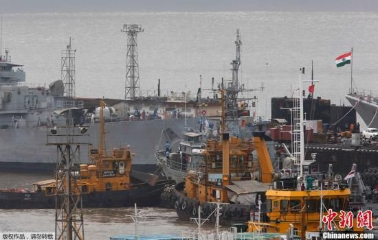 　　据媒体报道，一艘载有18名艇员的印度潜艇8月14日在孟买基地爆炸起火后沉没。图为火灾过后的基地。
