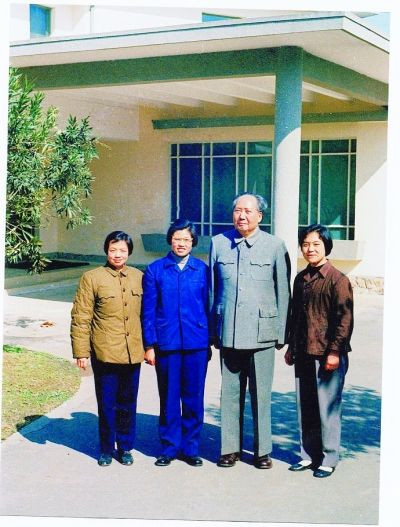 1967年，毛泽东与身边工作人员在武汉东湖宾馆。图片来源：武汉晨报