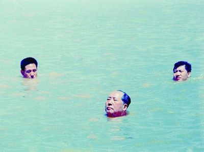 1966年7月16日，毛泽东畅游长江。图片来源：武汉晨报