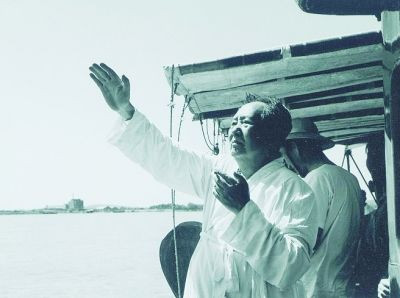 1966年7月16日，毛泽东在武汉游艇上检阅畅游长江的游泳健儿。图片来源：武汉晨报