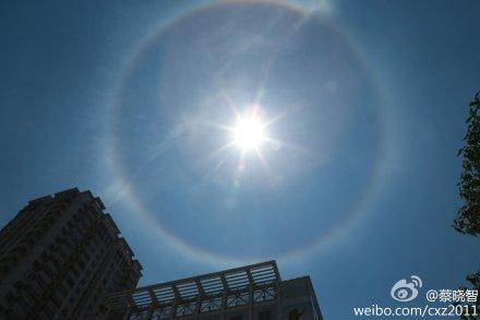 武汉：太阳外围现巨大一个彩色光圈 网友称“逆天”(图)