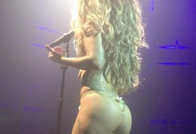 Lady Gaga穿高科技衣服 丁字裤风骚秀臀
