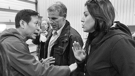 23日,《环球时报》特派记者李学江(左一）同加拿大总理办新闻室秘书朱莉（右一）交涉。